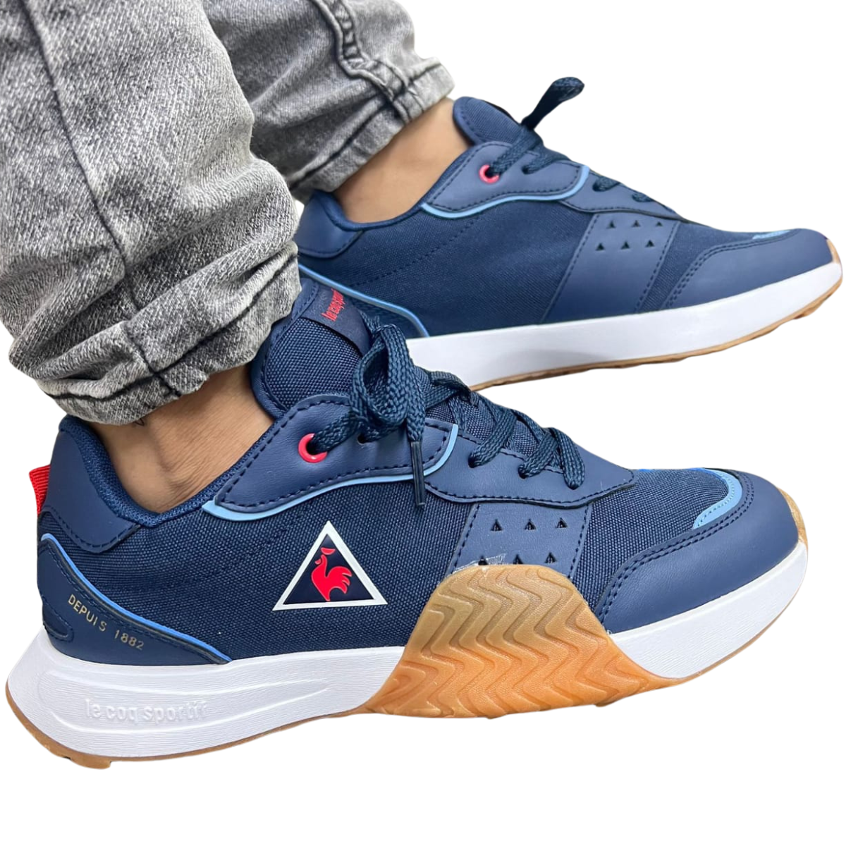 LE COQ SPORTIF ZAPATILLAS HOMBRE: Estilo y Comodidad en Onlineshoppingcenterg. ¿Por Qué Elegir LE COQ SPORTIF ZAPATILLAS HOMBRE? Las LE COQ SPORTIF ZAPATILLAS HOMBRE son sinónimo de estilo, calidad y confort. Esta marca francesa, con una larga trayectoria en el mundo del deporte, combina diseños modernos con la comodidad que necesitas para el día a día. En Onlineshoppingcenterg, ofrecemos una gran variedad de modelos para adaptarse a cualquier ocasión, ya sea para hacer deporte o para un look urbano casual.  Beneficios de las LE COQ SPORTIF ZAPATILLAS HOMBRE 1. Estilo Único con un Toque Deportivo Las zapatillas Le Coq Sportif se destacan por sus diseños modernos y deportivos. Modelos como las Le Coq Sportif Zapatillas Hombre Blancas son perfectas para quienes buscan un look fresco y limpio, ideal para combinar con cualquier atuendo.  2. Calidad y Durabilidad en Cada Paso Las LE COQ SPORTIF ZAPATILLAS HOMBRE están hechas con materiales de alta calidad que garantizan una larga durabilidad. Esto las convierte en una excelente inversión a largo plazo. Además, la marca es conocida por sus zapatillas robustas y cómodas, perfectas para un uso diario intenso o para actividades deportivas.  3. Comodidad Garantizada para Uso Diario Las LE COQ SPORTIF ZAPATILLAS HOMBRE ofrecen un soporte óptimo para los pies, brindando la comodidad necesaria para caminar o realizar cualquier tipo de actividad física. Modelos como las Zapatillas Le Coq Sportif Hombre Running están diseñadas específicamente para quienes buscan un calzado cómodo y ligero para sus actividades deportivas.